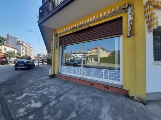 esterno vetrina angolo - Negozio SAN DONA' DI PIAVE zona SAN PIO X in vendita - Rif.: 2397