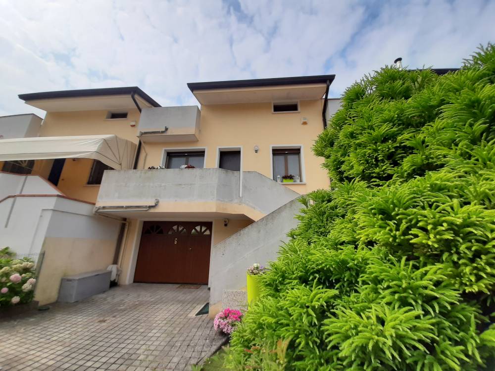esterno fronte - Casa a schiera 3 camere a SAN DONA' DI PIAVE zona ISTITUTI in vendita - Rif.: 2426