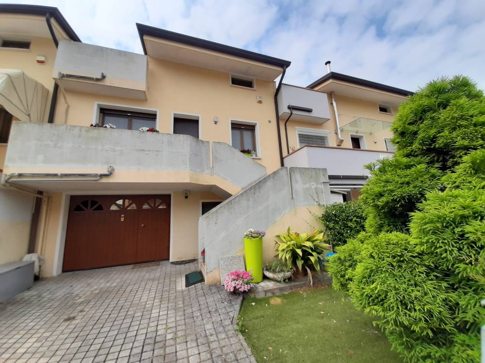 esterno fronte - Casa a schiera 3 camere a SAN DONA' DI PIAVE zona ISTITUTI in vendita - Rif.: 2426